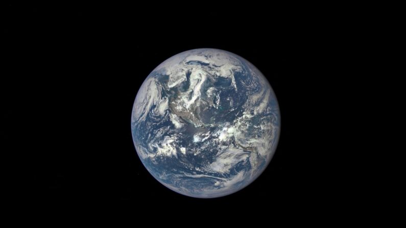  La Terre vue d'une distance d'un million de  miles par une caméra scientifique de la NASA, le 6 juillet 2015. (Photo de la NASA via Getty Images)