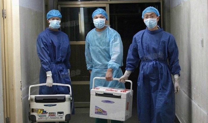 Des médecins transportent des organes frais pour une transplantation dans un hôpital de la province du Henan, en Chine, le 16 août 2012. (Capture d'écran via Sohu.com)