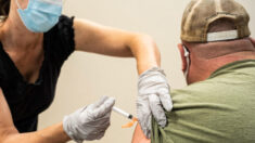 Des militaires, employés fédéraux et contractuels lancent un recours collectif contre le Pentagone face à l’obligation vaccinale