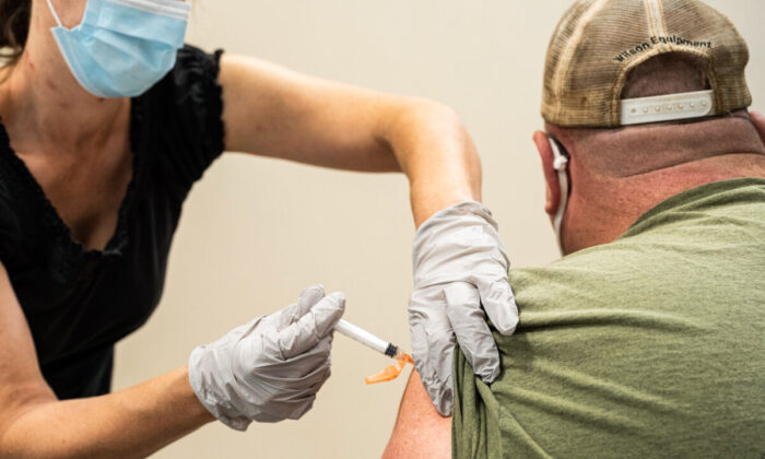 Un contractuel civil reçoit un vaccin contre Covid-19 des services de médecine préventive à Fort Knox, Kentucky, le 9 septembre 2021. (Jon Cherry/Getty Images)