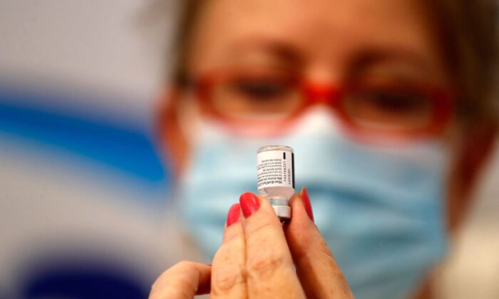 Une infirmière israélienne prépare une dose du vaccin contre le Covid-19 de Pfizer-BioNtech, au service de santé Maccabi dans la ville israélienne de Rishon Lezion, le 13 août 2021. (Ahmad Gharabli/AFP via Getty Images)