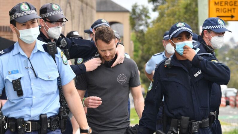 La police arrête un homme à la suite des appels à un rassemblement de protestation contre les restrictions gouvernementales liées au Covid-19, à Sydney, en Australie, le 18 septembre 2021. (Saeed Khan/AFP via Getty Images)