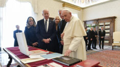 Malgré son soutien à l’avortement, Joe Biden déclare que le pape lui a conseillé de continuer à recevoir la communion