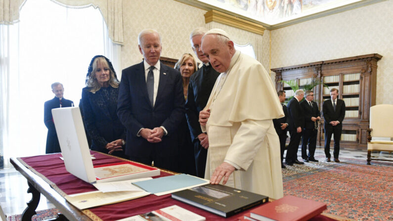 Le pape François, à droite, parle au président américain Joe Biden et à la première dame Jill Biden, au Vatican, le 29 octobre 2021. (Epoch Times via Maison Blanche)