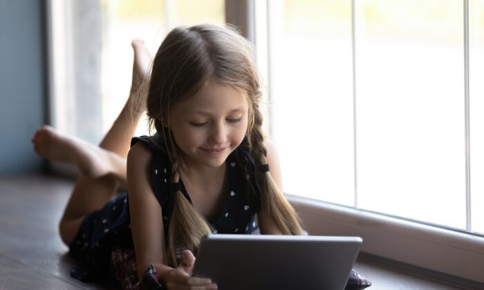 Votre enfant n'est pas à l'abri de prendre de mauvaises décisions, lorsqu'il s'agit d'utiliser les technologies pour adultes. (fizkes/Shutterstock)
