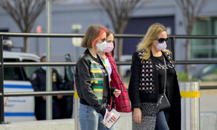 Trois jeunes femmes vétues de masque dans les rues de New York, le 4 avril 2020. (Chung I Ho/Epoch Times)