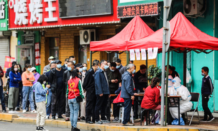 Des habitants font la queue pour le dépistage du COVID-19 à Harbin, dans la province chinoise du Heilongjiang (nord-est), le 22 septembre 2021. (STR/AFP via Getty Images)