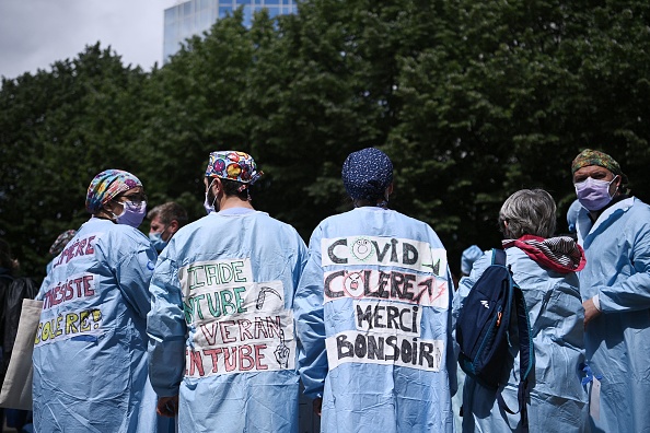 Des infirmiers anesthésistes manifestent le 17 mai 2021 devant l’hôpital Européen Georges Pompidou, à Paris, pour dénoncer leurs conditions de travail. Crédit : ANNE-CHRISTINE POUJOULAT/AFP via Getty Images.
