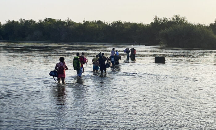 Un groupe d'immigrants illégaux traverse le Rio Grande à partir d'Acuña, au Mexique, vers Del Rio, au Texas, le 25 juillet 2021. (Charlotte Cuthbertson/The Epoch Times)