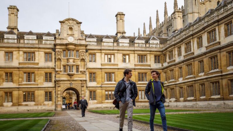 Des étudiants marchent dans l'université de Cambridge, dans la ville de Cambridge, en Angleterre, le 14 mars 2018. (Tolga Akmen/AFP via Getty Images)