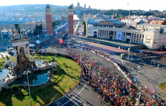 Des participants prennent le départ du marathon de Barcelone 2019, à Barcelone, le 10 mars 2019. (LLUIS GENE/AFP via Getty Images)