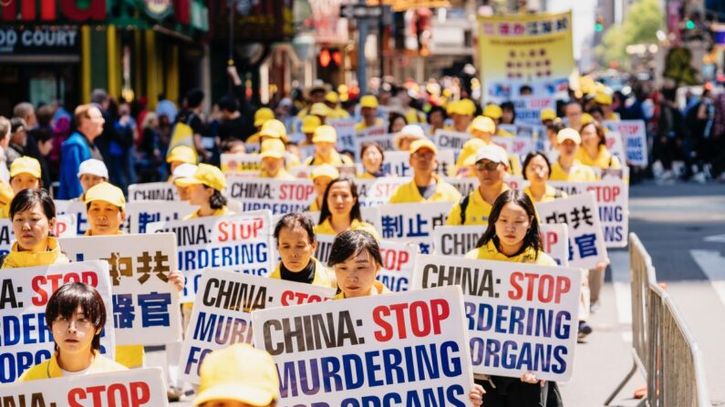 Des pratiquants de Falun Dafa font connaître les atrocités commises en Chine sur les prélèvements forcés d'organes, en défilant dans Manhattan pour célébrer la Journée mondiale du Falun Dafa, le 16 mai 2019. (Edward Dye/The Epoch Times)