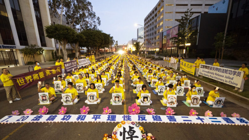 Des pratiquants de Falun Gong participent à une veillée commémorant le 22e anniversaire de la persécution du Falun Gong en Chine, à Los Angeles (Californie), le 18 juillet 2021. (Avec l'aimable autorisation de Debora Cheng)