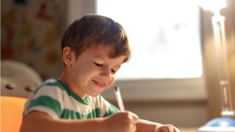 Encouragez les enfants à écrire souvent, qu'il s'agisse de lettres à la famille ou d'histoires qu'ils inventent. (Sakkmesterke/Shutterstock)
