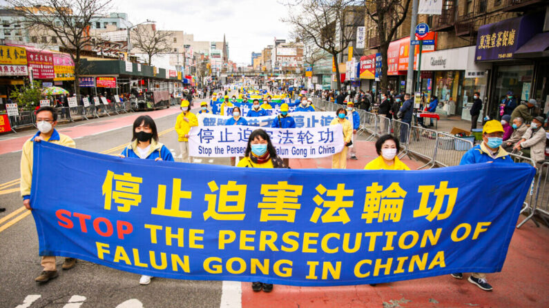 Des pratiquants de Falun Gong participent à un défilé dans le quartier de Flushing, à New York, le 18 avril 2021, pour commémorer le 22e anniversaire de l'appel pacifique du 25 avril mené par 10 000 pratiquants de Falun Gong à Pékin. (Samira Bouaou/The Epoch Times)