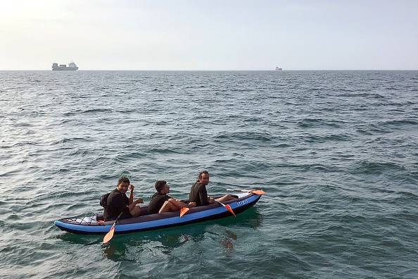 Trois migrants  dérivent dans un kayak au large des côtes françaises à Calais.  (Photo : STR/AFP via Getty Images)