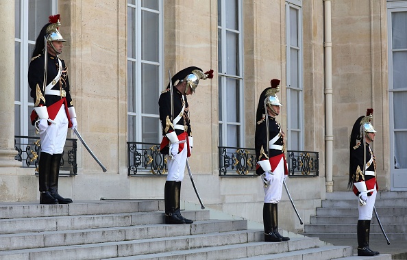Des gardes républicains se tiennent sur les marches du palais de l'Élysée à Paris (LUDOVIC MARIN/AFP via Getty Images)