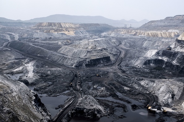 - Vue générale d'une mine de charbon à ciel ouvert dans l'État indien du Jharkhand, le 5 avril 2019. Photo de XAVIER GALIANA / AFP via Getty Images.