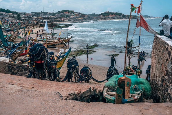 -Après un raz de marée qui a détruit une large partie de la côte 4.000 personnes ont été déplacées et 500 maisons ravagées. Photo Natalija GORMALOVA/AFP via Getty Images.