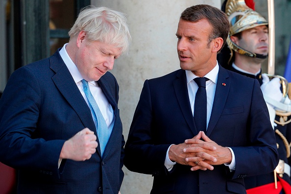 Le Premier ministre  Boris Johnson et le Président Emmanuel Macron.  (Photo :  GEOFFROY VAN DER HASSELT/AFP via Getty Images)
