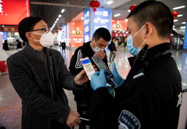 Un passager montre un code QR vert à son arrivée à la gare de Wenzhou, en Chine, le 28 février 2020. (Noel Celis/AFP via Getty Images)