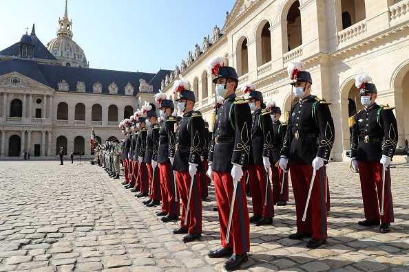 Des cadets de l'École militaire spéciale de Saint-Cyr  (LUDOVIC MARIN/AFP via Getty Images)