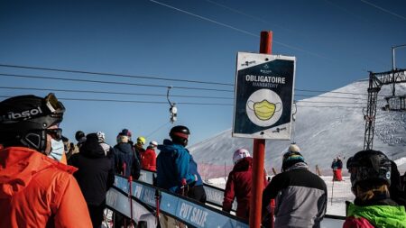 Covid-19 : masque obligatoire au ski, pass sanitaire si dégradation épidémique, annonce Jean Castex