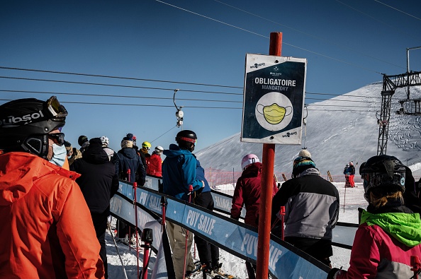 Port du masque  obligatoire dans les files d'attente des remontées mécaniques des stations de ski. (Photo : JEFF PACHOUD/AFP via Getty Images)