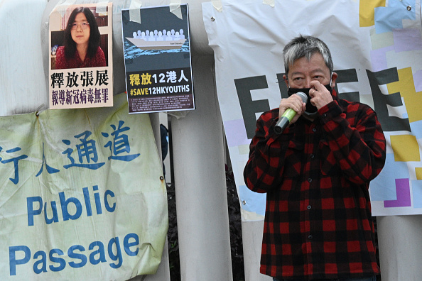 -Le militant pour la démocratie Lee Cheuk-Yan devant le bureau de liaison de la Chine à Hong Kong le 28 décembre 2020, demande la libération de la journaliste citoyenne chinoise Zhang Zhan emprisonnée pour ses reportages en direct de Wuhan alors que l'épidémie se déroulait. Photo de Peter PARKS / AFP via Getty Images.