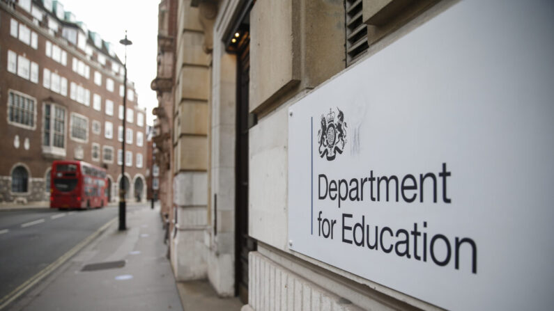 Un bus londonien passe devant le bâtiment du ministère de l'Éducation à Londres, le 28 décembre 2020. (Hollie Adams/Getty Images)