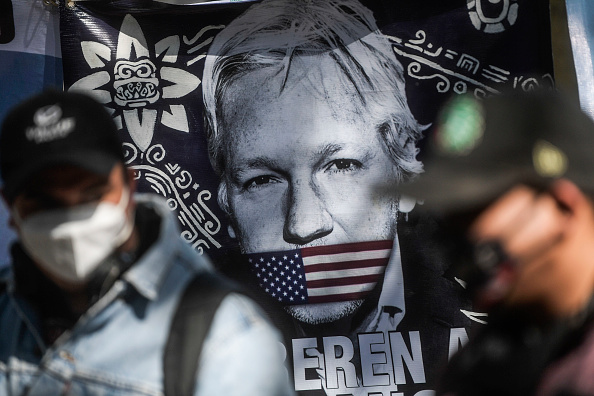 Drapeau lors d'une manifestation devant l'ambassade britannique pour réclamer la liberté du fondateur de Wikileaks, Julian Assange. (Photo : PEDRO PARDO/AFP via Getty Images)