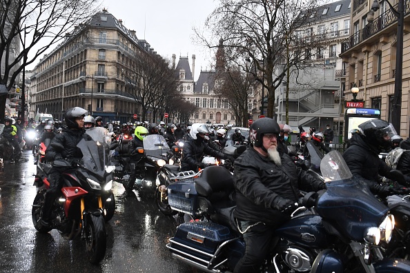 Environ 500 "motards en colère", selon les chiffres de la préfecture de police, ont manifesté samedi 20 novembre après-midi dans le centre de Paris pour protester contre le stationnement payant. Photo d'illustration. (Photo by ALAIN JOCARD/AFP via Getty Images)