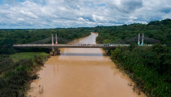 - Une vue aérienne du pont de l'amitié en Amazonie, à la frontière péruvienne avec le Brésil et frontière commune avec la Bolivie, le 17 février 2021. Photo de Pavel Martiarena / AFP via Getty Images.