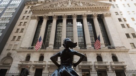 Wall Street destabilisée par le variant, plus forte chute de l’année pour le Dow Jones