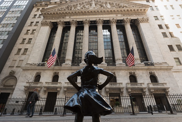 La Bourse de New York à Wall Street et la statue de la "Fearless Girl" sont vues le 23 mars 2021 à New York. Photo par Angela Weiss / AFP via Getty Images.