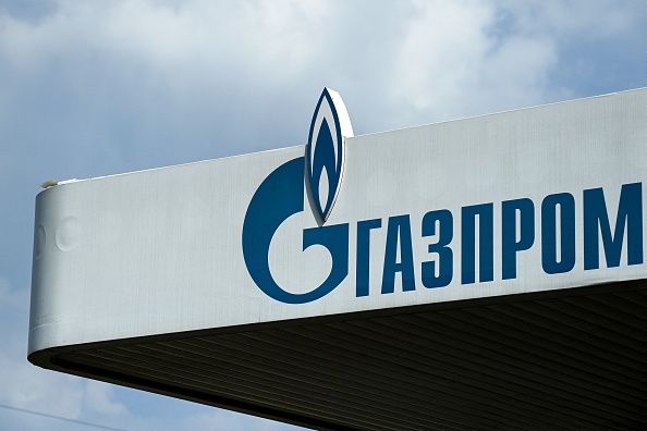 Le logo du géant russe de l'énergie Gazprom dans l'une de ses stations-service à Moscou le 16 avril 2021. Photo de Kirill KUDRYAVTSEV / AFP via Getty Images.