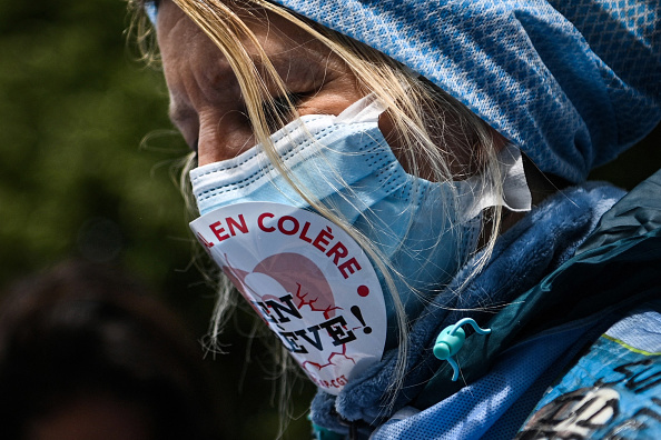 Infirmière anesthésiste (IADE) en grève. (Photo : ANNE-CHRISTINE POUJOULAT/AFP via Getty Images)
