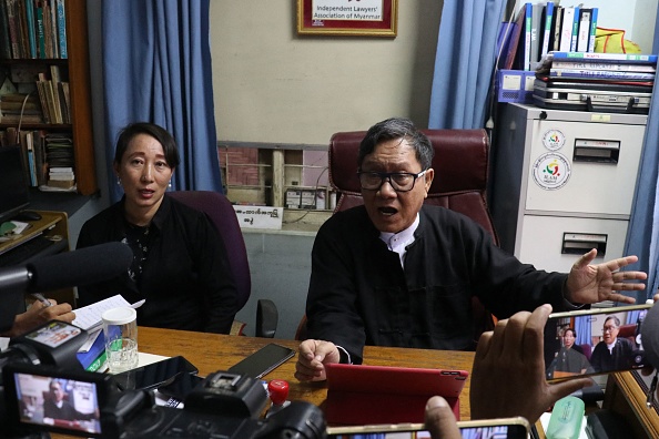 Khin Maung Zaw et Min Min Soe les avocats qui représentent la dirigeante birmane détenue Aung San Suu Kyi, le 24 mai 2021. Photo par STR/AFP via Getty Images.