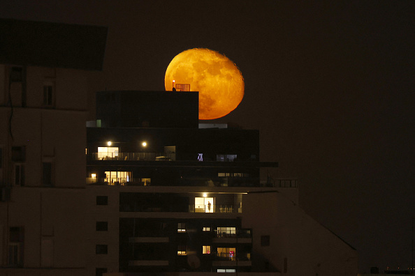 -Illustration- La « Super Lune de Sang » s'élève au-dessus de la ville côtière israélienne de Netanya, le 28 mai 2021. Photo de JACK GUEZ/AFP via Getty Images.