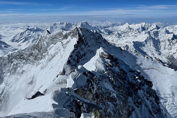 -La chaîne de l’Himalaya vue depuis le sommet du mont Everest (8 848,86 mètres), au Népal. Photo de Lakpa SHERPA / AFP via Getty Images.