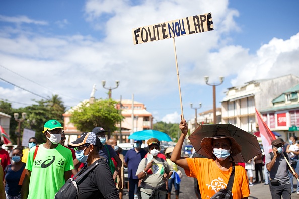 "Laissez-nous en paix". Journée nationale de protestation contre la vaccination Covid-19 obligatoire pour certains travailleurs et l'utilisation du pass sanitaire en Guadeloupe, août 2021. (Photo : CEDRICK ISHAM CALVADOS/AFP via Getty Images)