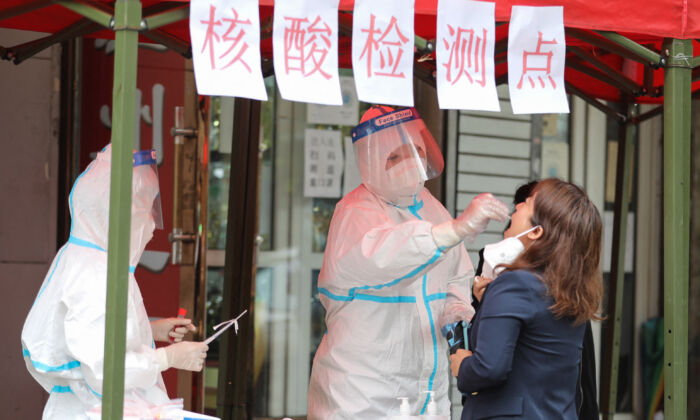 Un résident subit un test d'acide nucléique pour le Covid-19 à Harbin, dans la province chinoise du Heilongjiang (nord-est), le 22 septembre 2021. (STR/AFP via Getty Images)
