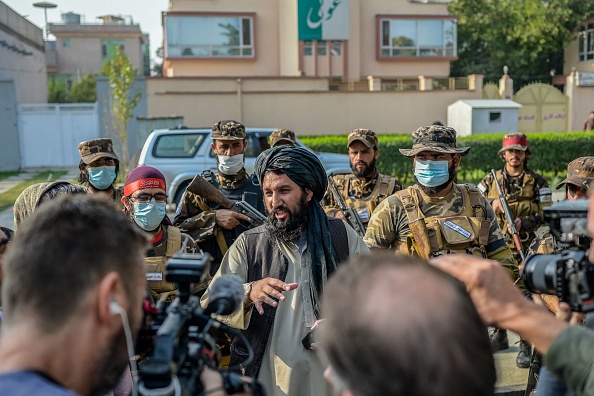 Un commandant taliban s'adresse aux membres des médias après qu'ils ont interrompu une manifestation de femmes devant une école à Kaboul le 30 septembre 2021. Photo de BULENT KILIC/AFP via Getty Images.