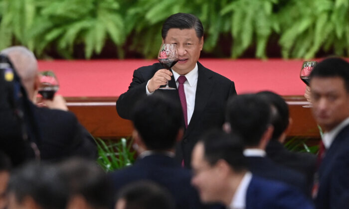 Le dirigeant chinois Xi Jinping lève son verre après un discours du premier ministre Li Keqiang lors d'une réception au Grand Hall du Peuple à Pékin, le 30 septembre 2021. (Greg Baker/AFP via Getty Images)
