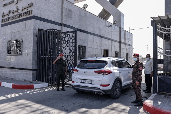 -Des agents de sécurité palestiniens montent la garde au poste frontière de Rafah avec l'Égypte dans le sud de la bande de Gaza le 3 octobre 2021. Photo de Said KHATIB / AFP via Getty Images.
