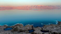 Quand la mer Morte s’efface, de singuliers cratères apparaissent