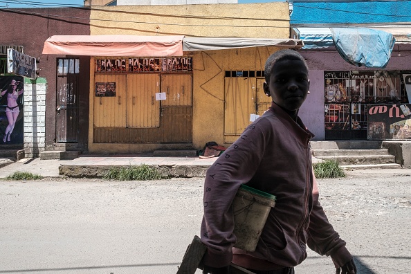 -Des magasins fermés, prétendument en raison de l'origine de leurs propriétaires, dans la ville d'Addis-Abeba, en Éthiopie, le 21 octobre 2021.  Depuis un an, une campagne massive d'arrestations arbitraires vise des Tigréens. Photo par EDUARDO SOTERAS / AFP via Getty Images.