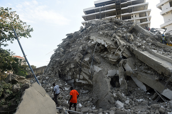 Des gens essaient de secourir des travailleurs des décombres d'un immeuble en construction qui s'est effondré à Lagos, le 1er novembre 2021. Photo PIUS UTOMI EKPEI / AFP via Getty Images.