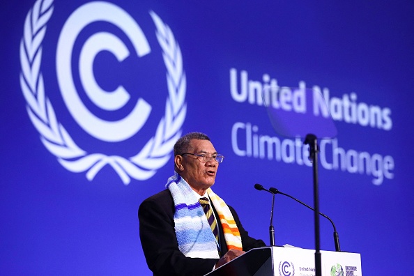 -Le Premier ministre de Tuvalu, Kausea Natano, fait une déclaration nationale lors de la deuxième journée du Sommet des Nations Unies sur le climat COP26 à Glasgow le 2 novembre 2021. Photo de Hannah MCKAY/POOL/AFP via Getty Images.