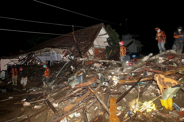 Les sauveteurs recherchent des survivants au milieu des débris à la suite d'une crue éclair dans laquelle 11 personnes ont jusqu'à présent été portées disparues, à Malang, dans l'est de Java, le 4 novembre 2021. Photo de STR/AFP via Getty Images.